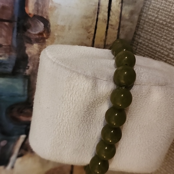 green jade  Beaded Bracelet - Picture 2 of 3
